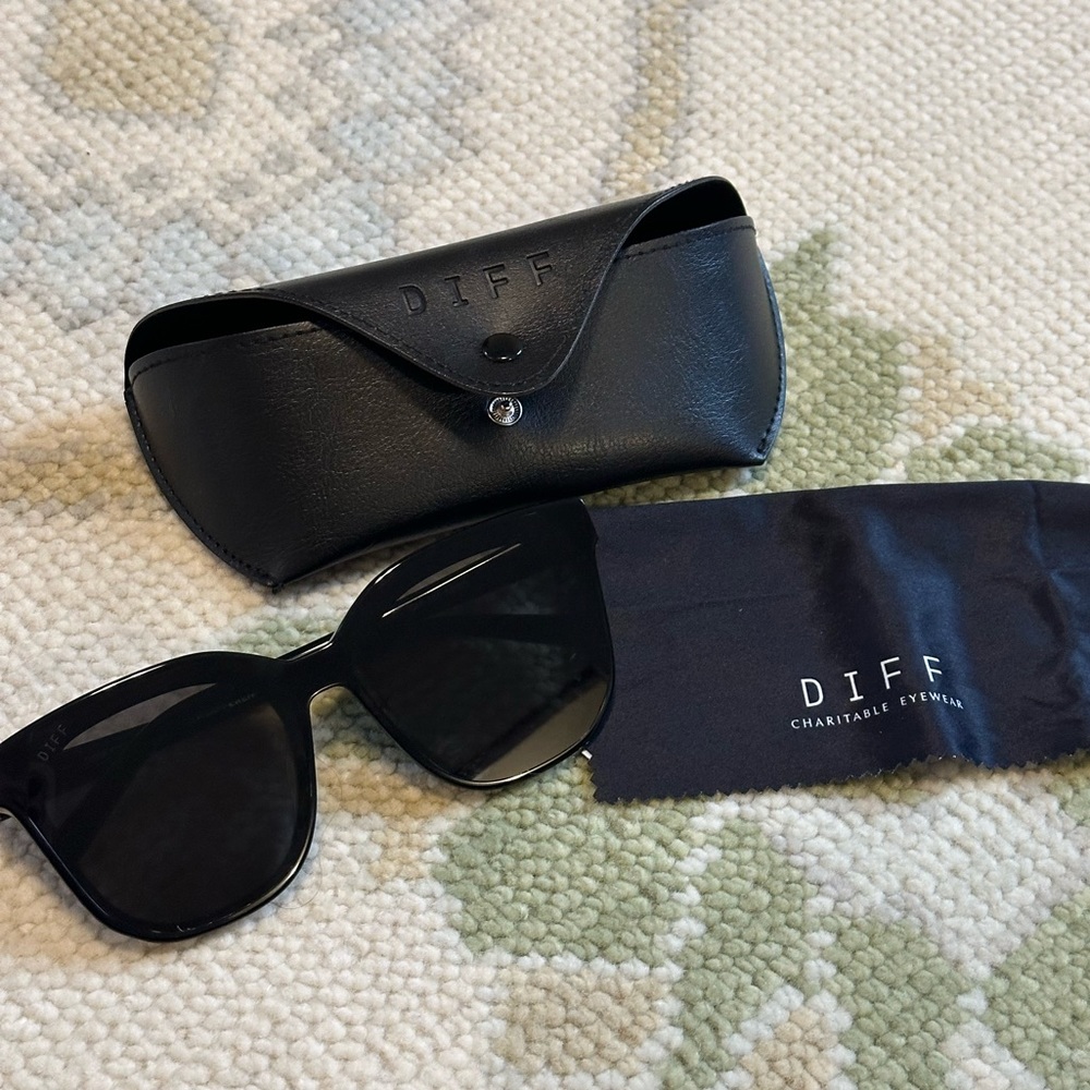 DIFF Gia oversized sunglasses in black. Like new